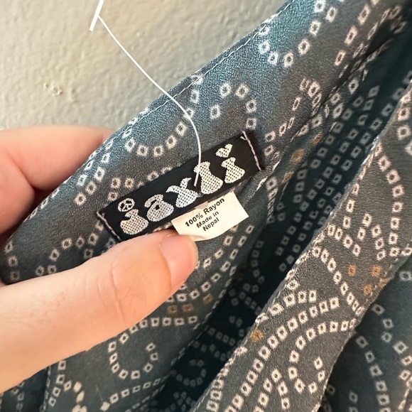 Elegant Green and Gray/Blue Patterned Wrap Skirt - Picture 4 of 5